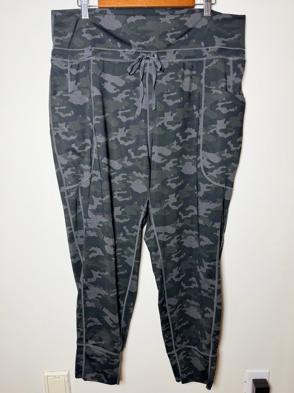 Fabletics women’s joggers light activewear camo XXL gym workout everyday summer